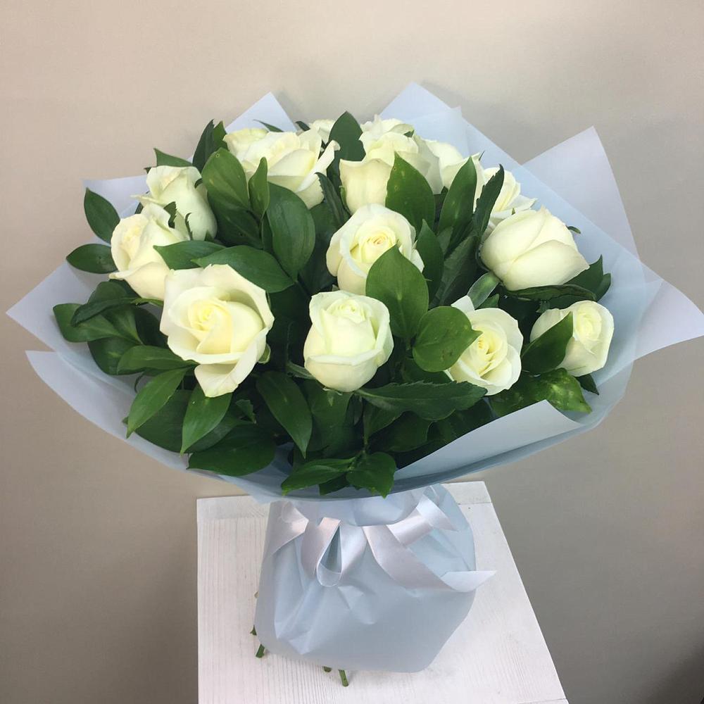 Букет 15 Белых роз Проуд в Ессентукской