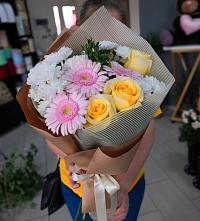 Букет цветов из:  Герберы, Розы и Хризантемы в Ессентукской