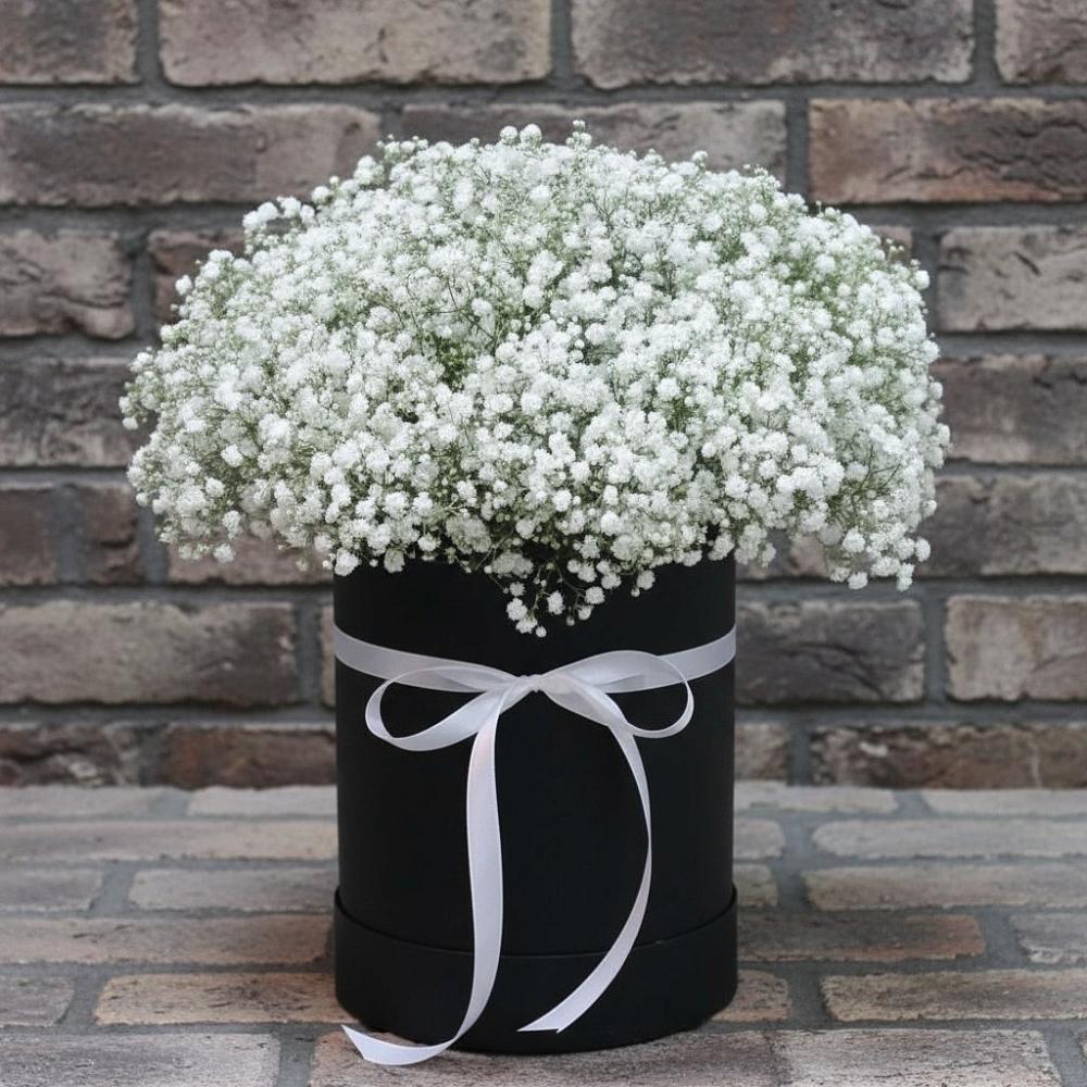 Цветочная композиция из Гипсофила в шляпной коробке в Ессентукской