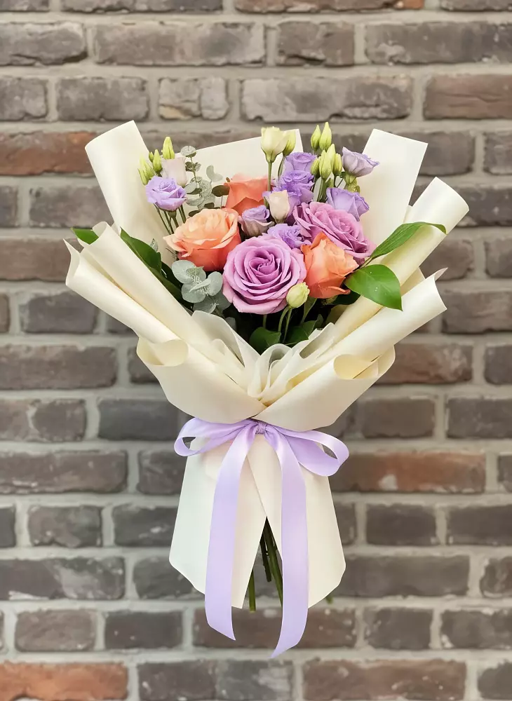 Букет цветов из: Лизиантусы и Розы в Ессентукской