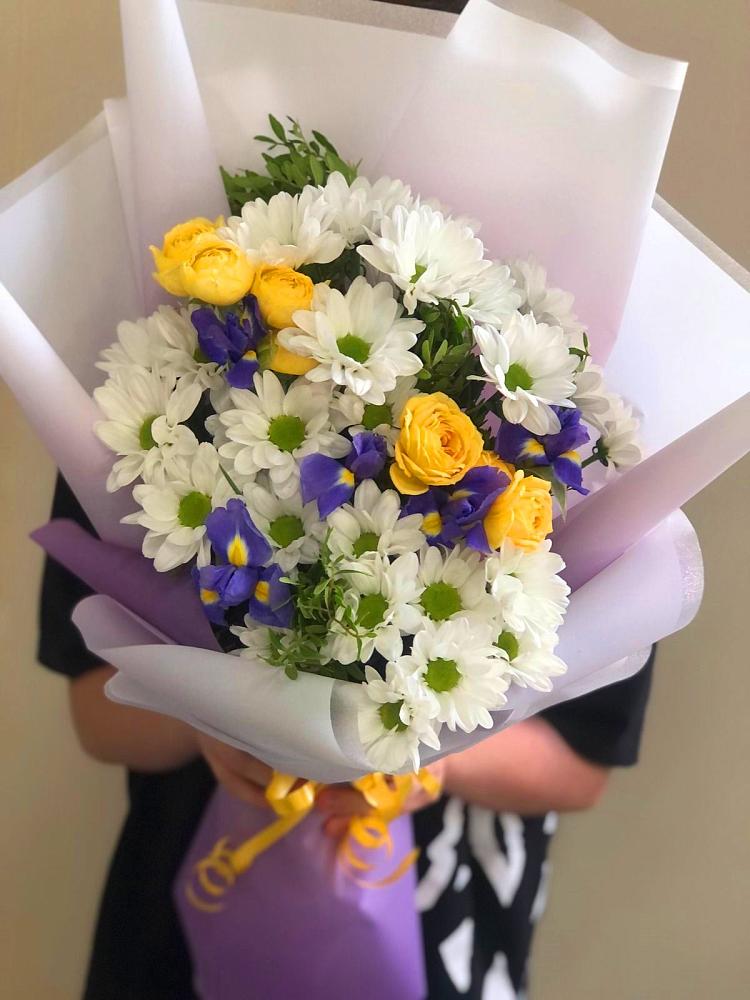 Букет цветов из: Ирисы, Хризантемы и Розы в Ессентукской