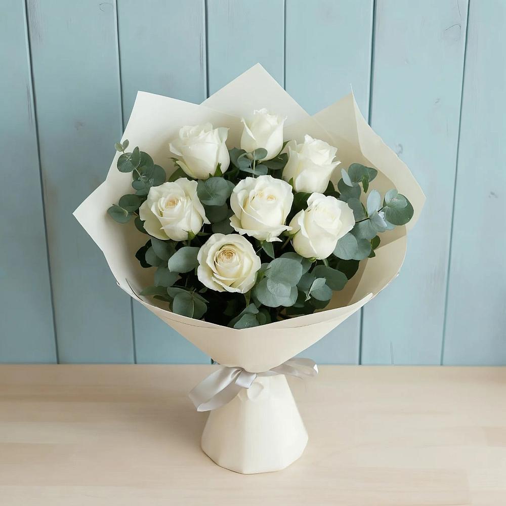 Букет Белые розы в Эвкалипте в Ессентукской