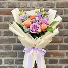 Букет цветов из:  Лизиантусы и Розы в Ессентукской