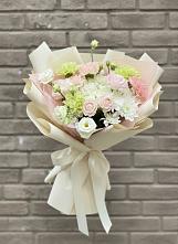 Букет цветов из:  Гвоздики, Розы, Лизиантусы и Хризантемы в Ессентукской