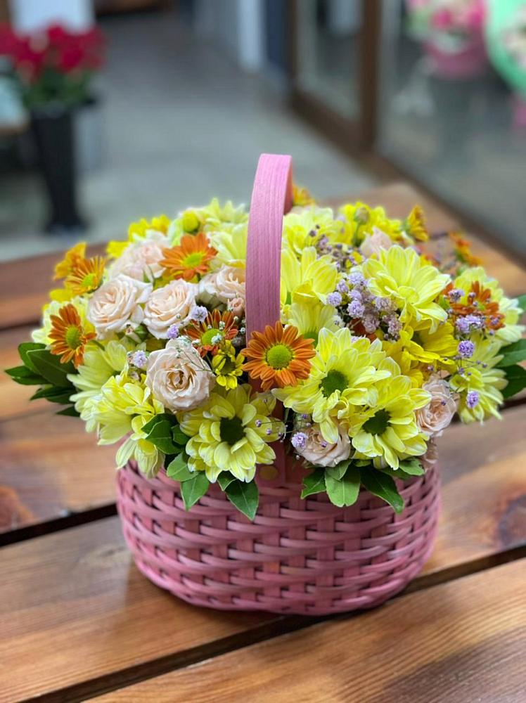 Цветочная композиция из Хризантемы и Розы в корзине в Ессентукской