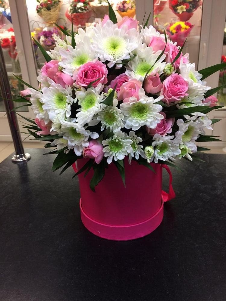 Цветочная композиция из Розы и Хризантемы в шляпной коробке в Ессентукской