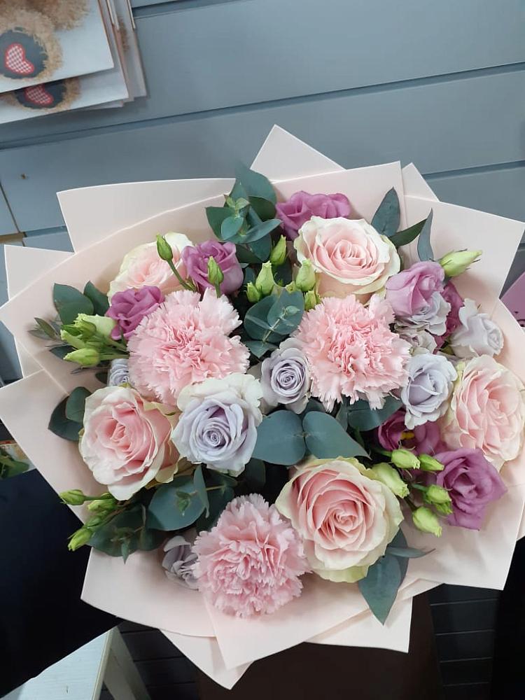 Букет цветов из: Розы, Гвоздики и Лизиантусы в Ессентукской